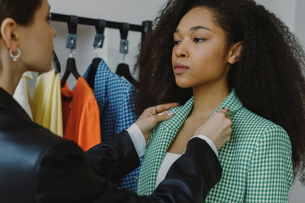 Accessoires en soie : sublimez la beauté de vos cheveux